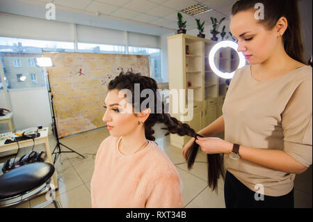 Bella donna getting haircut dal parrucchiere nel salone di bellezza Foto Stock