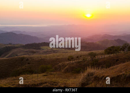 Incredibile vista panoramica al tramonto in colline di Monteverde, Costa Rica Foto Stock