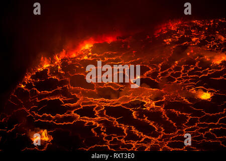 Il lago di lava alla sommità del vulcano Nyiragongo nella Repubblica democratica del Congo Foto Stock