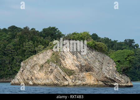 Papua occidentale ambiente carsico isola che mostra le varie bande/gli strati Foto Stock