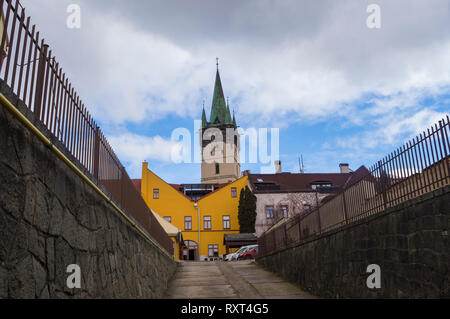 Colpo lungo di st Nicolaus chiesa nella città vecchia di Presov, Slovacchia Foto Stock