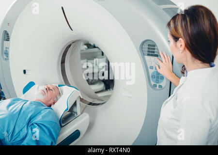 La preparazione di scanner per senior paziente , andando in CT scanner in ospedale Foto Stock