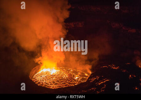 Il lago di lava alla sommità del vulcano Nyiragongo nella Repubblica democratica del Congo Foto Stock