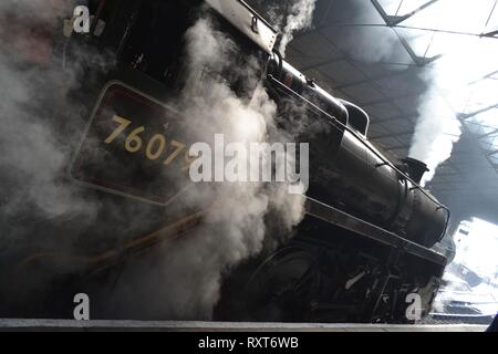 Treno a vapore 76079 arrivando a Pickering stazione sulla North Yorkshire Moors Railway Yorkshire Regno Unito Foto Stock