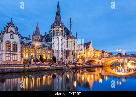 Ghent, Belgio. Edifici medievali che si affaccia sul Graslei porto sul fiume Leie. Foto Stock