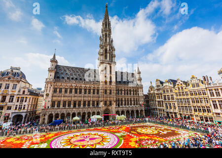 Bruxelles, Belgio - 16 agosto 2018: Grand Place durante il tappeto di fiori festival. Il tema di quest'anno è il Messico. Foto Stock