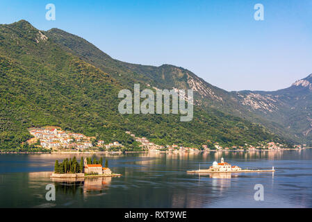 La madonna delle rocce e Saint George isole come visto da Perast, Montenegro Foto Stock