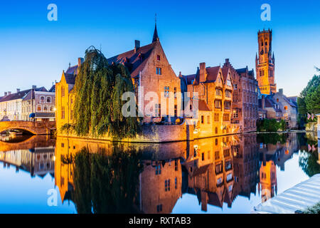 Bruges, Belgio. Il canale di Rozenhoedkaai in Bruges con il campanile in background. Foto Stock
