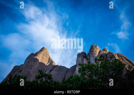 A denti di sega della montagna di Montserrat, nei pressi di Barcellona e della Catalogna, primo parco nazionale istituito in Spagna. Foto Stock