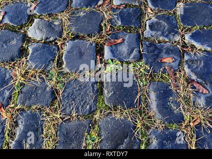 Vista ravvicinata della prospettiva diversa sul terreno in ciottoli di superfici prese sulla Germania settentrionale strade Foto Stock