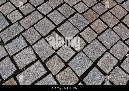 Vista ravvicinata della prospettiva diversa sul terreno in ciottoli di superfici prese sulla Germania settentrionale strade Foto Stock