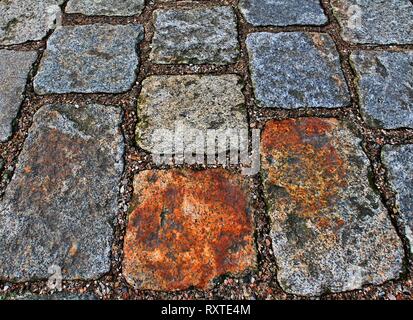 Vista ravvicinata della prospettiva diversa sul terreno in ciottoli di superfici prese sulla Germania settentrionale strade Foto Stock