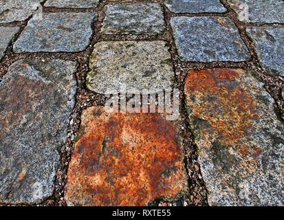 Vista ravvicinata della prospettiva diversa sul terreno in ciottoli di superfici prese sulla Germania settentrionale strade Foto Stock