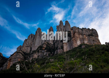 A denti di sega della montagna di Montserrat, nei pressi di Barcellona e della Catalogna, primo parco nazionale istituito in Spagna. Foto Stock