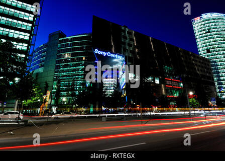 Berlino Potsdamer Platz nella notte, il Sony Center, il design dell'architekct Helmut Jahn, Germania, Europa Foto Stock