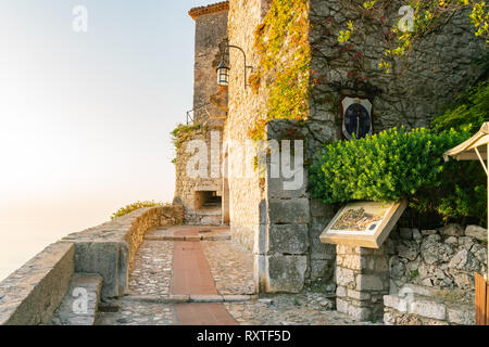 Vista la mattina dell'entrata dell'Eze Village vicino a Nizza, Francia Foto Stock
