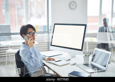 Parlare al cliente al telefono Foto Stock