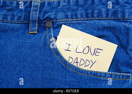 Io amo il daddy scritto su un giallo posit una tasca dei jeans Foto Stock