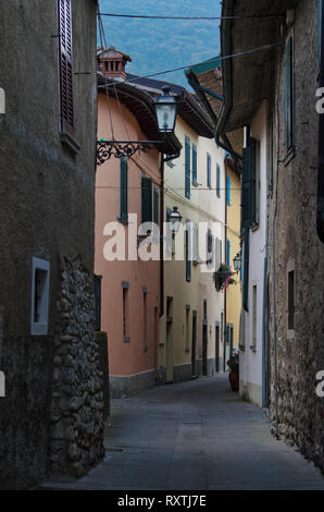 Paesaggio urbano, un antico vicolo a Sulzano sulla riva del lago d'Iseo in Italia Foto Stock