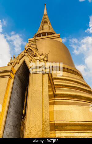 Phra Sri Rattana Chedi, uno stupa in Sri Lanka, stile nel Tempio del Buddha di Smeraldo e il Grande Palazzo, Bangkok Foto Stock