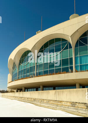 Vista di auto dal centro congressi Monona Terrace, preso dal lago ghiacciato Monona in un freddo giorno di febbraio. Madison, Wisconsin, Stati Uniti d'America. Foto Stock