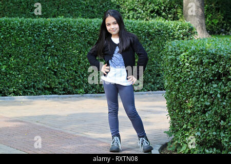 Bellissima bambina in posa per una sessione nel parco Foto Stock