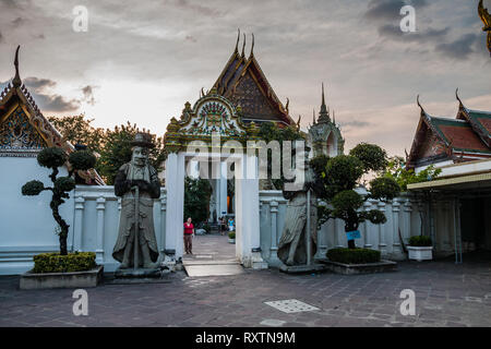 Il Tempio del Buddha Reclinato al tramonto, Bangkok Foto Stock