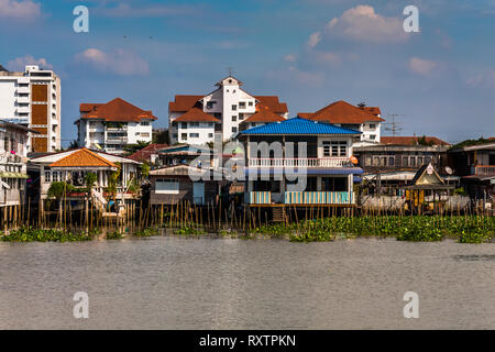 Appartamenti Residenziali e povere abitazioni sul Fiume Chao Phraya vicino a Bangkok, in Thailandia Foto Stock