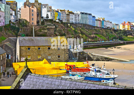 Una vista delle case colorate che si affaccia sul porto e sulla spiaggia del Nord in Welsh località balneare di Tenby, S.Galles Foto Stock