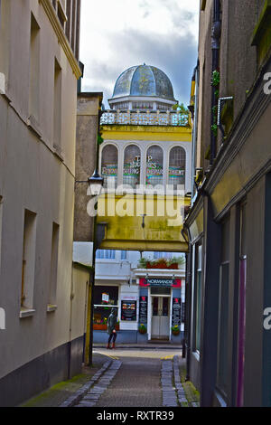 Una piccola strada laterale in Tenby.La facciata di vetro bridge risale ai locali di T P Hughes, locali alla moda e negozio di articoli per la casa, ora spostato. Foto Stock