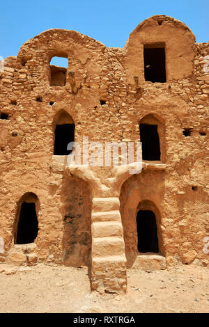 Il tradizionale Sahara settentrionale berbero fortificato Ksar El Mguebl e il suo fango di Adobe ghorfas graneries, nei pressi di Tataouine, Tunisia Foto Stock