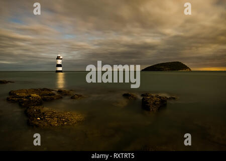 Faro Penmon (Trwyn Du Faro) e Puffin Isola di notte, Anglesey REGNO UNITO Foto Stock