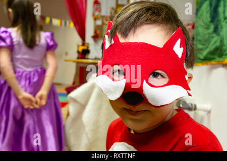 Bambino in fox fancy dress maschera guardando la telecamera. Ritratto di testa. Foto Stock