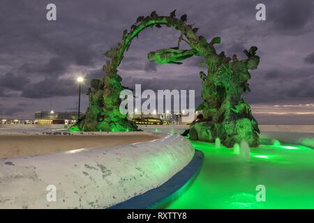 Ottone con rame scultura subacqueo di arte pubblica e Starfish Fontana a San Miguel de Cozumel Messico Waterfront Foto Stock