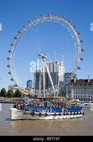 Popolare attrazione turistica, il London Eye è una gigantesca ruota panoramica sulla riva sud del fiume Tamigi. London, Regno Unito Foto Stock