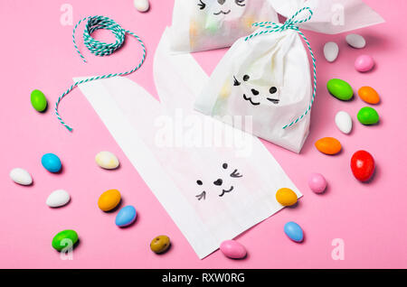 Bunny di sacchetti di carta e di uova di cioccolato, dolce pasquale considera, Kids Party Idea, vista dall'alto Foto Stock