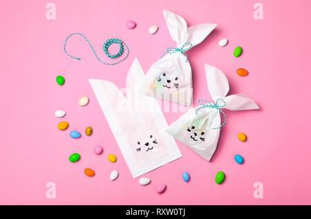 Bunny di sacchetti di carta e di uova di cioccolato, dolce pasquale considera, Kids Party Idea, vista dall'alto Foto Stock