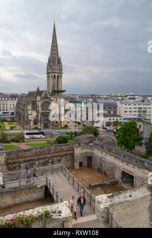 Vista sopra il barbacane de la Porte Saint Pierre, castello di Caen verso St Peters chiesa cattolica e la città di Caen, in Normandia, Francia. Foto Stock