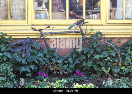 Vecchia moto vintage in Drury Lane London.j Foto Stock