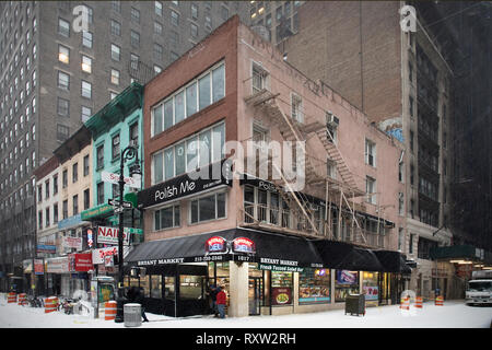 New York City, NY - Marzo 09 2017: Unidentified new york deli store nel terzo ave a Manhattan, New York Foto Stock
