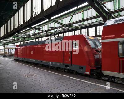 Locomotiva di un treno regionale a Duisburg Stazione Centrale, Germania Foto Stock