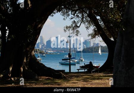 Vista di Sydney attraverso gli alberi a Watson's Bay in Australia Foto Stock