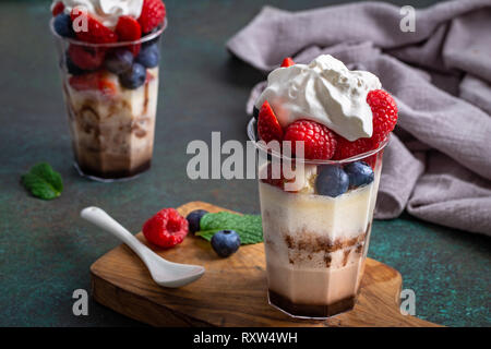 Cremoso dessert al cioccolato Foto Stock