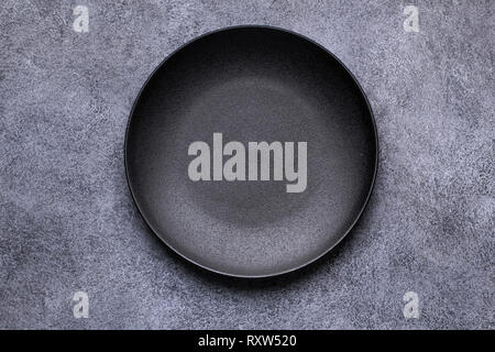 Vuoto piastra nero su grigio Foto Stock