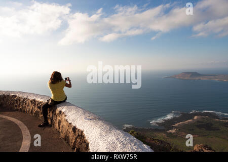 Selfie con vista panoramica della Graciosa isola. Mirador del Rio Lanzarote. Spagna Foto Stock