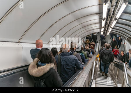London, Regno Unito - 05, Marzo 2019: La Banca dalla stazione di metropolitana di Londra, le persone utilizzano la scala mobile in ora di punta. Foto Stock