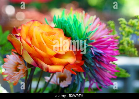 Bella bella e bouquet di fiori colorati al di fuori durante il giorno. Foto Stock