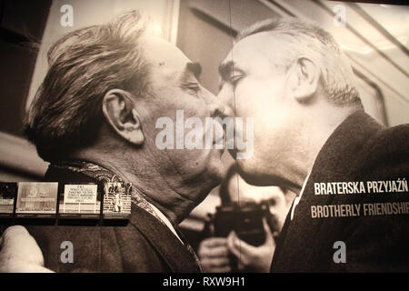 Foto di Brezhnev saluto il leader polacco che viene visualizzato nella solidarietà europea di Centro Foto Stock