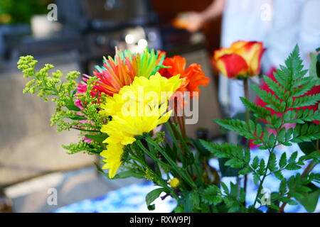 Bella bella e bouquet di fiori colorati al di fuori durante il giorno. Foto Stock