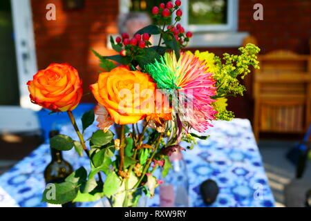 Bella bella e bouquet di fiori colorati al di fuori durante il giorno. Foto Stock